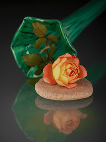 Liegende grüne Vase mit Rose und Stein von Wolfgang Wittpahl