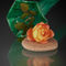 Liegende-gruene-vase-mit-rose-und-steinen-3x4