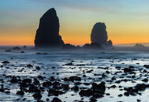 Sea stack rocks sunset, Cannon Beach, Oregon, USA von Tom Dempsey