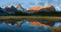 Mount Assiniboine sunrise reflection, Canada von Tom Dempsey