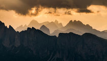 Jagged Dolomites yellow-orange sunset, the Alps von Tom Dempsey