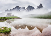 'Foggy peak reflection, Pala Dolomites' von Tom Dempsey