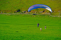 Paraglider Landing Near Ilam von Rod Johnson