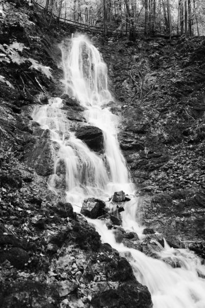 Wasserfall-flintsbach-an-der-burgruine-falkenstein