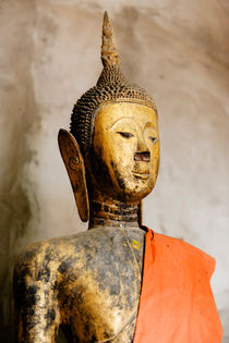 Buddha statue, Wat Xieng Thong. by Tom Hanslien