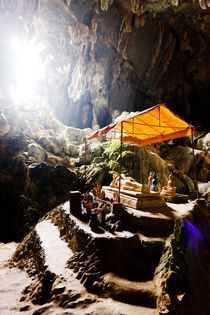 Tham Poukham Cave. by Tom Hanslien