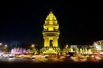 Independence Monument, Phnom Penh. by Tom Hanslien