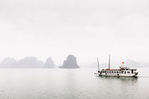 Misty Ha Long Bay. by Tom Hanslien