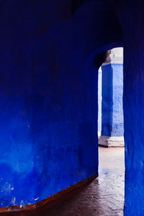 'Blue Entrance - Monasterio de Santa Catalina de Siena.' von Tom Hanslien