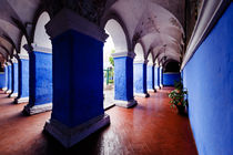 Blue Pillars - Monasterio de Santa Catalina de Siena. von Tom Hanslien