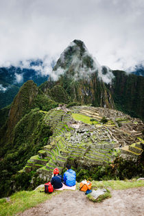 Admiring Machu Picchu. von Tom Hanslien