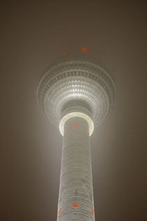 Berliner Fernsehturm im Nebel von Simone Wilczek