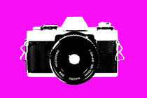 35mm camera pink popart von Les Mcluckie
