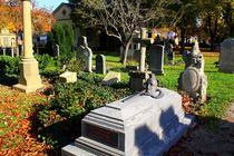 Historischer Kapellenfriedhof mit beeindruckenden und alten Gräbern von Mellieha Zacharias