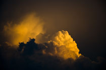 Gewitterwolken leuchten in der Sonne by caladoart