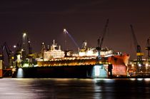 Schiffswerft in Hamburg bei Nacht von caladoart