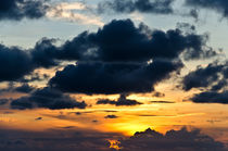 Sonnenuntergang hinter dunklen Wolken von caladoart