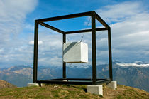 Kunstwerk “Suspended Cube”, Tessin, Schweiz  von gfc-collection