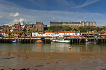 Whitby Lower Harbour and the West Cliff von Rod Johnson