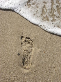 Fußabdruck im Sand von Susanne Winkels