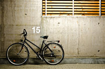 Einsames Fahrrad in Garage by caladoart