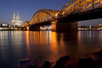 Der Kölner Dom und die Hohenzollernbrücke zur blauen Stunde by Günter Jörgenshaus