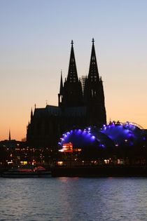 Der Kölner Dom und der Musical-Dome zur blauen Stunde by Günter Jörgenshaus