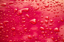 Wassertropfen auf rotem Lack by Matthias Hauser