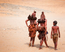 Himba Woman and Young Boy walking in Desert von Matilde Simas