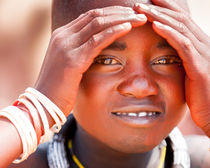 Himba boy covered in otjize von Matilde Simas