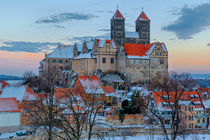 Das Quedlinburger Schloss und Stiftskirche im Winter beim Sonnenuntergang von Daniel Kühne