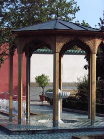 Brunnen im orientalischen Garten von Ulla Hennig