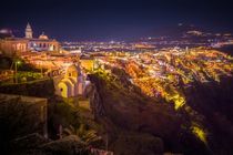 Santorin: Fira bei Nacht von Björn Kindler