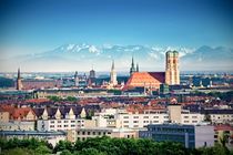 München vor Alpen by Björn Kindler