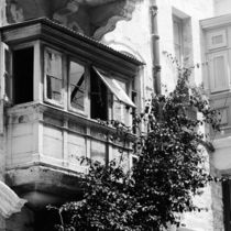 Balkon in den Straßen Vallettas by Cordula Maria Grahl