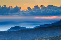 Ethereal mountain sunset at twilight von Nikos Vlasiadis