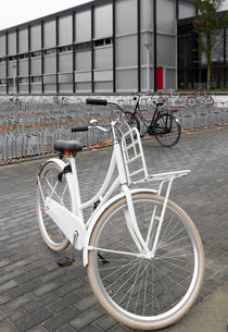 white bicycle  von hansenn