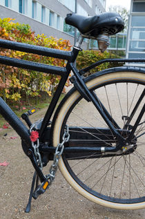 locked bicycle von hansenn
