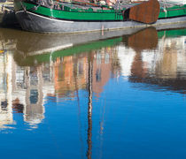 boat reflected in water von hansenn