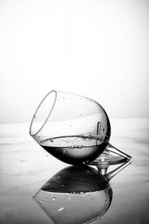 Broken glass by Roberto Giobbi