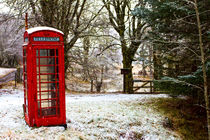 Old Red Phone Box in the Snow von Derek Beattie