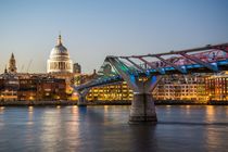 St. Pauls and Millennium Bridge, London von davis