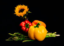 Still Life: Peppers, Asparagus, and Sunflower von Jon Woodhams