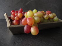 Stillleben mit roten Weintrauben by Heike Rau