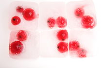 Eiskalte Johannisbeeeren - Frozen redcurrants by Marc Heiligenstein