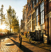 Wonderful and idyllic street scene at sunset in Amsterdam von creativemarc