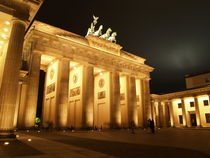 Brandenburg Gate by night by Jake Ratz