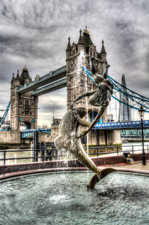 Tower Bridge and the Girl and Dolphin Statue von David Pyatt