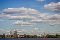 Alster Hamburg mit Blick auf die Mundsburg Tower von Dennis Stracke