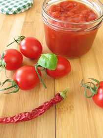 Scharfe Tomaten Konfitüre mit Chili by Heike Rau